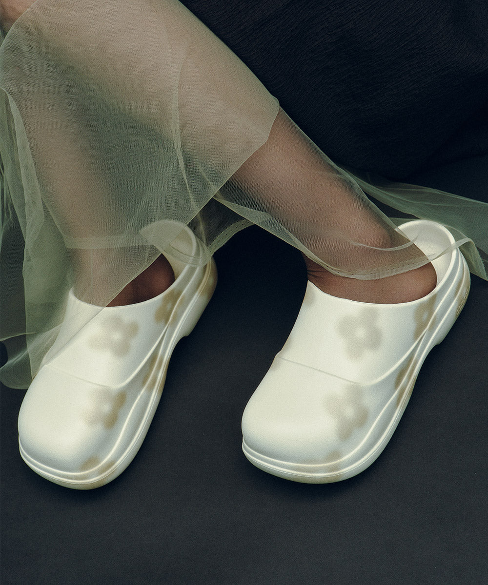 X MINJUKIM FLORAL SHADOW CLOG - CREAM