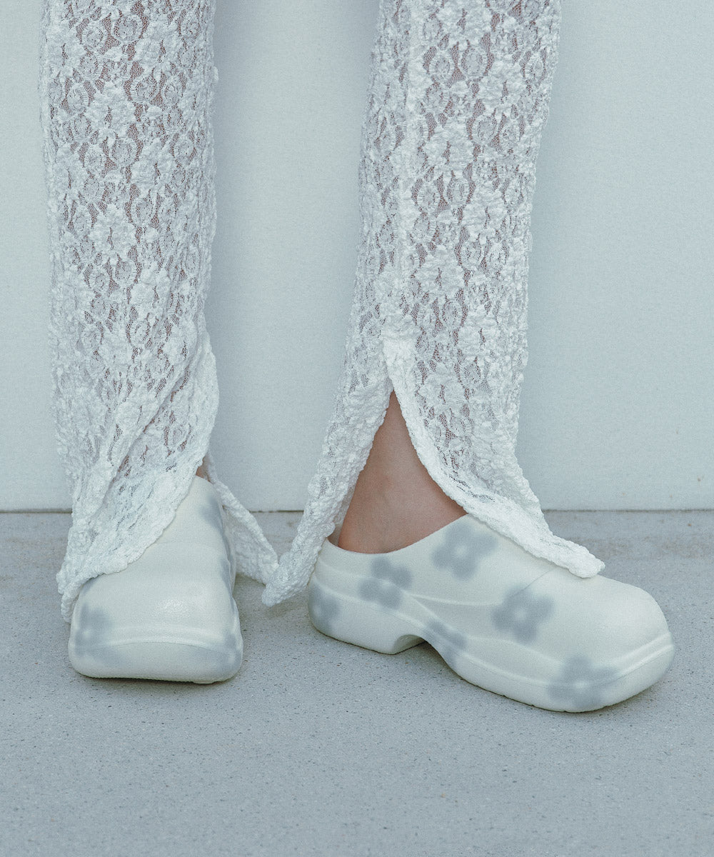 X MINJUKIM FLORAL SHADOW CLOG - WHITE