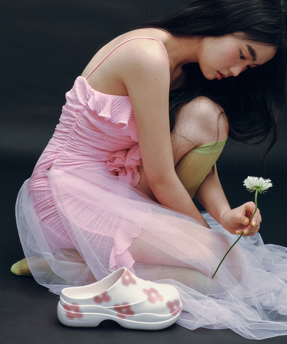 X MINJUKIM FLORAL SHADOW CLOG - PINK BEIGE