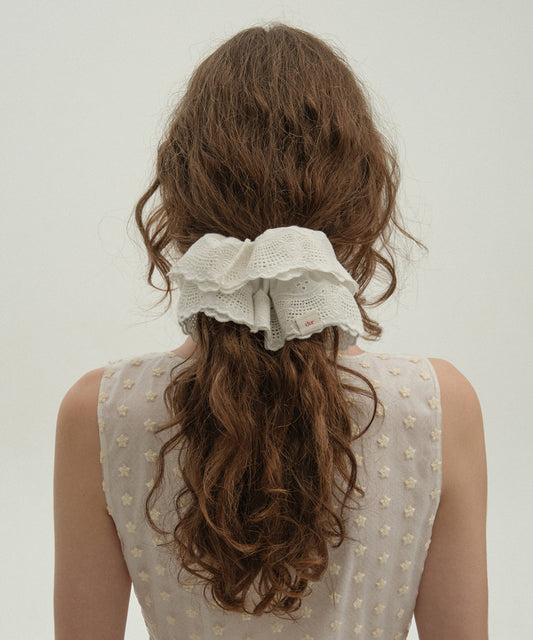 ยางรัดผม EYELET SCRUNCHIE - WHITE